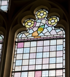 Stained glass window above the altar, containing the jessant-de-lis